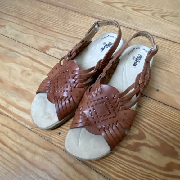 Cobbie Cuddlers Sandals Size 8.5W Tan Lifetime Poron 4000 Huaraches - Picture 1 of 7